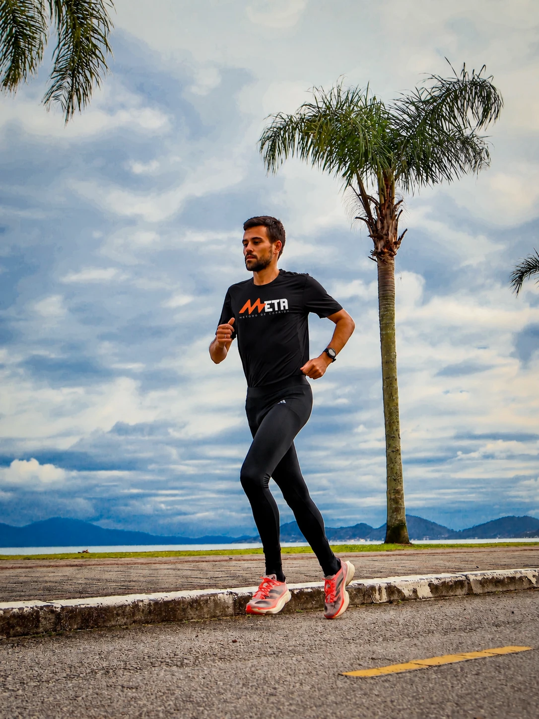 Gabriel Pozzo correndo com a camiseta do Método META